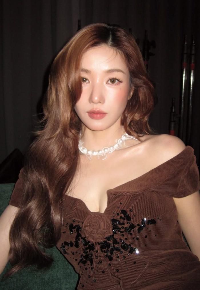 Mái tóc nâu sáng được uốn xoăn nhẹ kết hợp cùng phong cách trang điểm tinh tế giúp Kwon Eunbi hoàn thiện hình ảnh trưởng thành, cuốn hút.