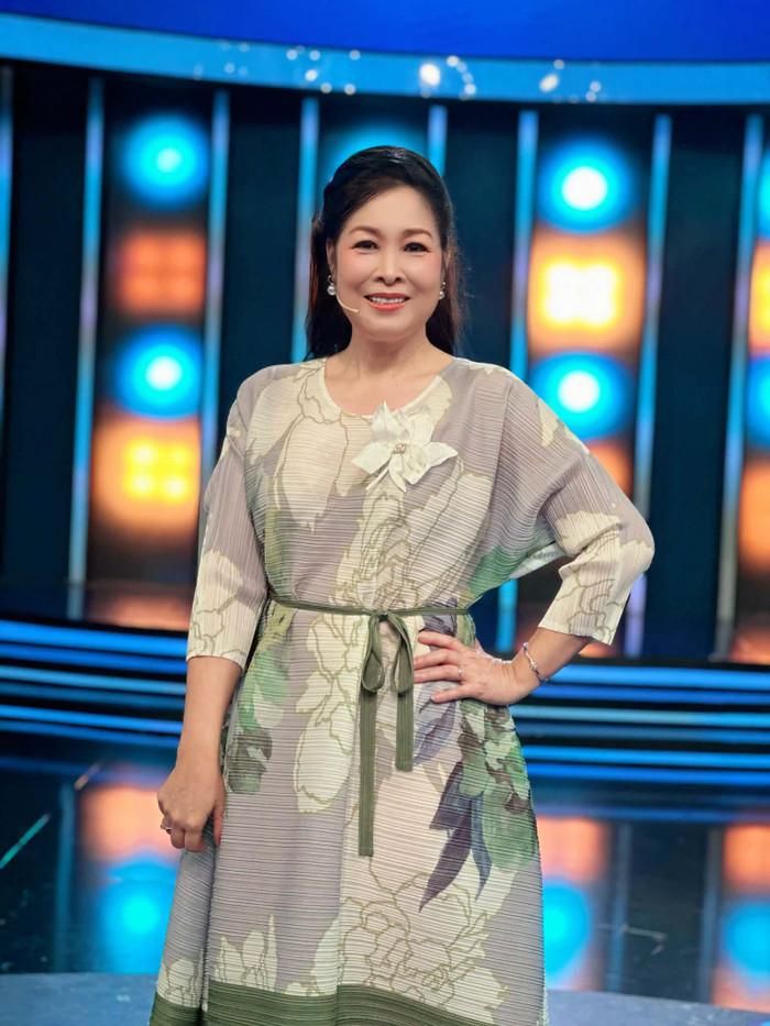 NSND Hồng Vân báo tin vở diễn Người vợ ma sẽ cùng ê-kíp sân khấu có chuyến xuất ngoại trong tháng 11 để phục vụ khán giả nước ngoài.