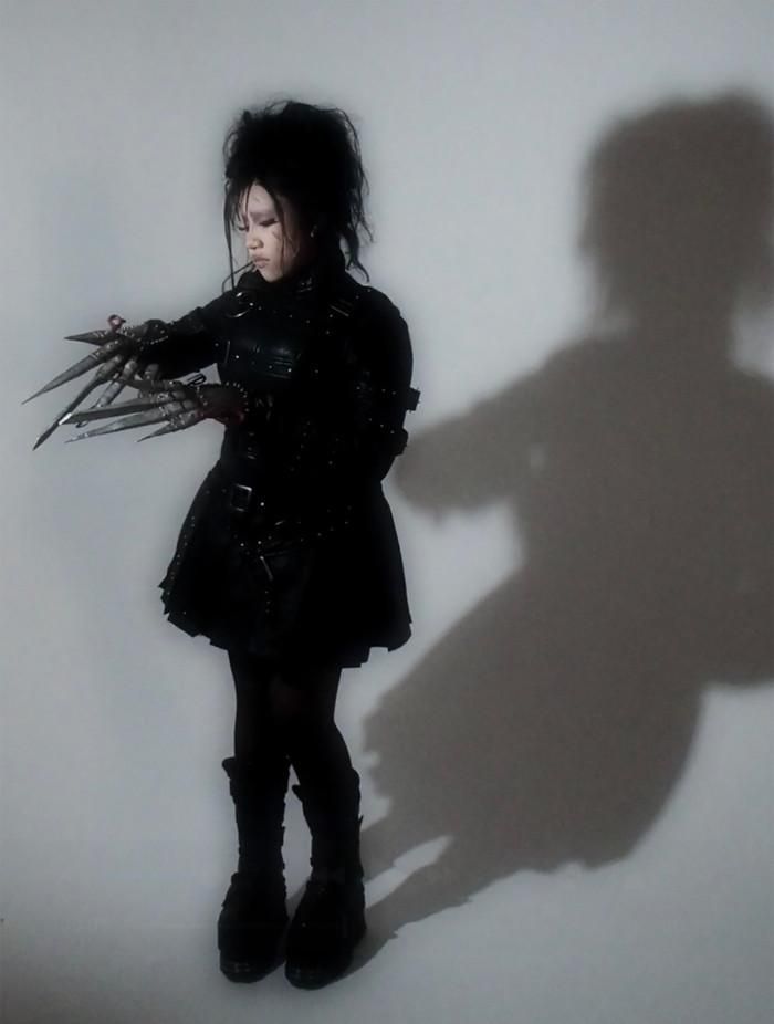 North West tiếp tục gây chú ý với màn hóa trang thành Edward Scissorhands - nhân vật nổi tiếng trong bộ phim cùng tên. Cô bé diện trang phục da màu đen, kết hợp đôi bàn tay được tạo hình thành những lưỡi kéo.