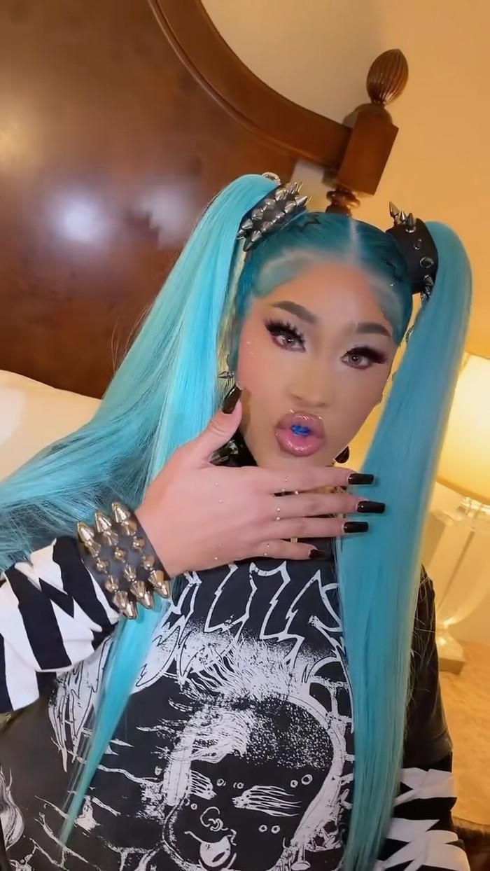Natalie Nunn xuất hiện với mái tóc xanh dương được buộc thành hai bên, kết hợp những chiếc kẹp tóc hình gai nhọn. Cô diện áo thun in họa tiết, đeo vòng tay đính gai và tạo dáng với một vật màu xanh trên miệng.