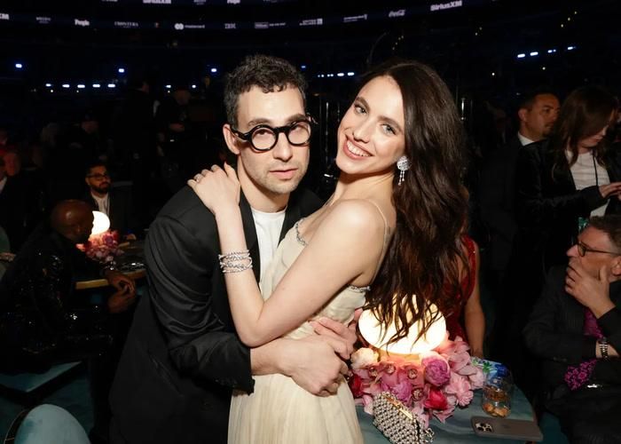 Margaret Qualley và Jack Antonoff bắt đầu hẹn hò vào mùa hè năm 2021 sau khi gặp nhau tại một bữa tiệc. 