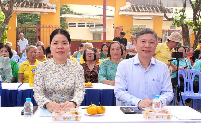 Bà Nguyễn Thị Ngọc Xuân, Chủ tịch Hội LHPN TPHCM và ông Dương Anh Đức, Bí thư Đảng ủy các trường đại học, cao đẳng TPHCM cùng tham dự ngày hội.