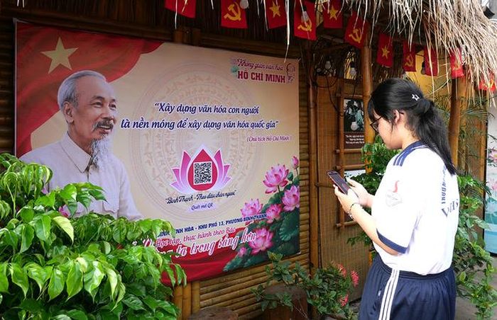 Các đại biểu tham quan, trải nghiệm Không gian văn hóa Hồ Chí Minh ứng dụng công nghệ quét mã QR tiện lợi