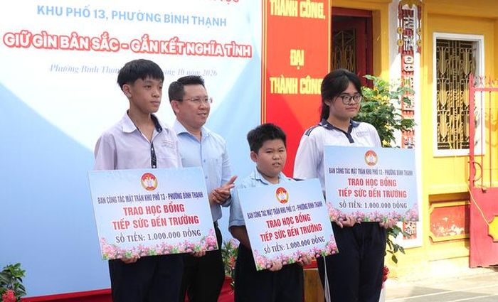 Vinh danh 15 gia đình văn hóa tiêu biểu, 8 cá nhân "Người tốt, việc tốt", tặng quà đại đoàn kết  và trao học bổng cho các em học sinh có hoàn cảnh khó khăn