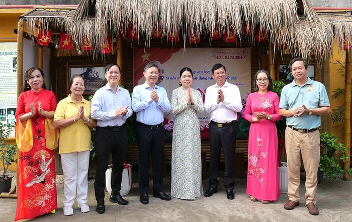 Các đại biểu chụp hình lưu niệm tại không gian văn hóa Hồ Chí Minh 