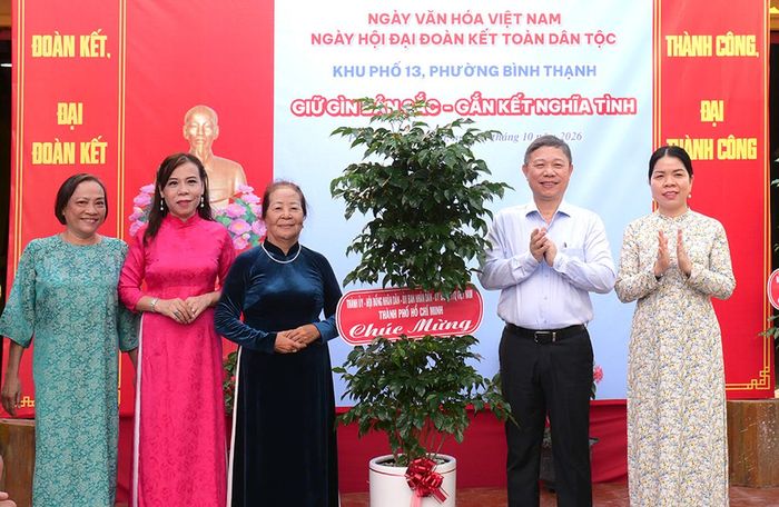 Nhân dịp này, Thành ủy – HĐND – UBND – Ủy ban MTTQ Việt Nam TPHCM đã trao tặng Cây Hạnh Phúc cho Khu phố 13