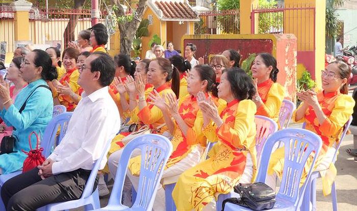 Đông đảo đại biểu tham dự ngày hội và cùng hát vang bài ca đoàn kết