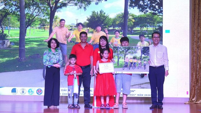 Gia đình anh Nguyễn Quốc Thiện và chị Nguyễn Thị Thúy Nga đạt giải nhất cuộc thi ảnh “Gia đình yêu thương - Vẹn tròn hạnh phúc”