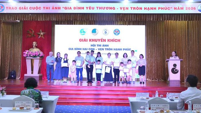 Các gia đình được trao giải Cuộc thi ảnh “Gia đình yêu thương - Vẹn tròn hạnh phúc” lần thứ 3 năm 2026