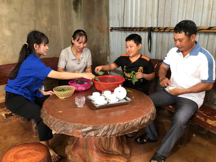 Chị Cao Thị Hạnh cùng chồng và các con chia sẻ việc gia đình.
