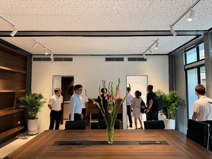 Sau khi kết thúc hội thảo, các chuyên gia nghiên cứu tới tham quan công trình.