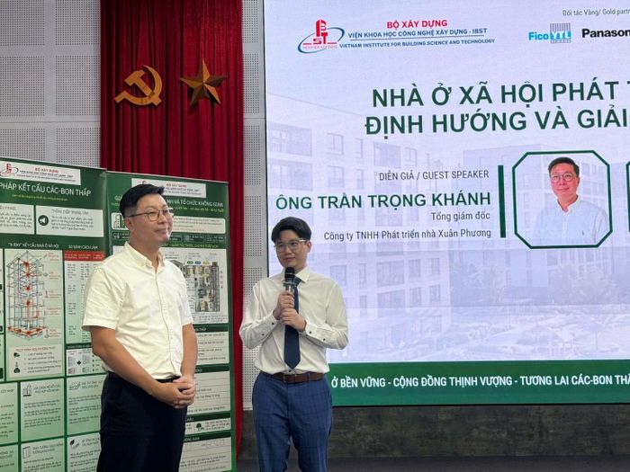 Ông Trần Trọng Khánh (bên trái) và ThS. Trần Phương trình bày giải pháp từ thực tiễn xây dựng khu nhà ở xã hội Đức Thượng. 