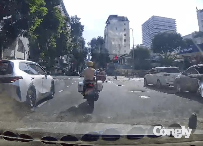CSGT dẫn đường, đưa sản phụ đến bệnh viện sinh con kịp thời.