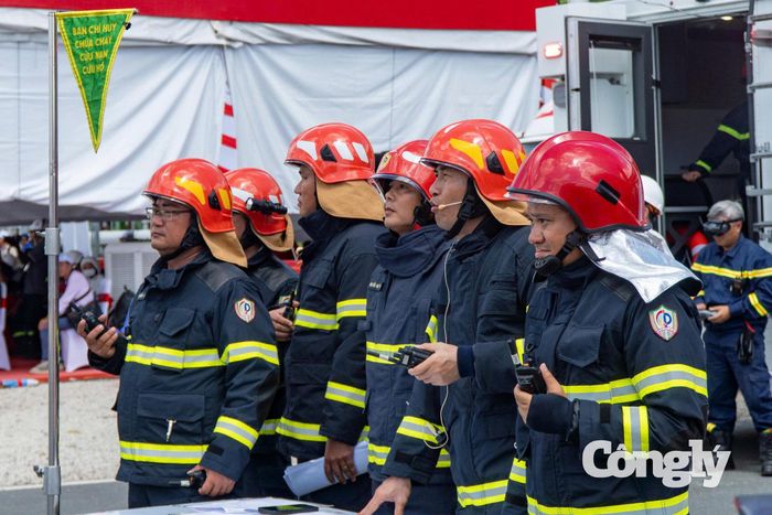 Khi lực lượng Cảnh sát PCCC và CNCH đến hiện trường, quyền chỉ huy được chuyển giao theo quy định, cơ chế chỉ huy thống nhất được thiết lập để điều phối các lực lượng tham gia. Các đội hình được phân chia khu vực tác chiến, triển khai đồng thời nhiệm vụ chữa cháy, cứu nạn, cứu hộ, cấp cứu y tế, kiểm soát hóa chất, bảo đảm giao thông và hàng hải. Phương án tiếp tục được mở rộng với sự chi viện của các đơn vị thuộc Bộ Công an, Bộ Quốc phòng và công an các địa phương lân cận.