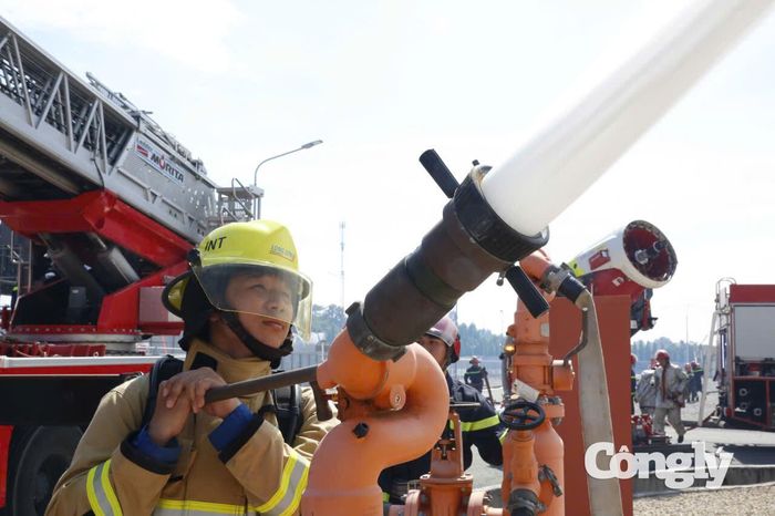 Theo báo cáo, LSP đã đầu tư hơn 100 triệu USD vào công nghệ phục vụ vận hành an toàn và bảo vệ môi trường, với hệ thống PSM, Trung tâm Thông tin Ứng cứu Khẩn cấp, Trung tâm Y tế hoạt động 24/7, 600 camera CCTV thông minh, 2.000 thiết bị phát hiện cháy và thiết bị bay không người lái (drone), góp phần nâng cao khả năng giám sát, cảnh báo sớm sự cố.