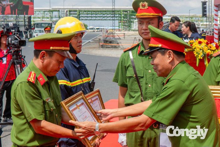 Sau cuộc diễn tập, lãnh đạo Công an TP.HCM trao Bằng khen cho các đơn vị có nhiều đóng góp trong cuộc diễn tập quy mô lớn.