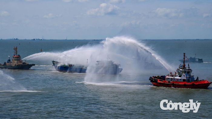 Bộ Tư lệnh TP.HCM huy động lực lượng và phương tiện chuyên dụng phối hợp ứng phó sự cố hóa chất, tổ chức trinh sát, xác định phạm vi nguy hiểm và hỗ trợ lực lượng Cảnh sát PCCC và CNCH cứu người tại khu vực xe bồn chở axit HCl bị rò rỉ. Việc triển khai đồng thời các biện pháp cứu nạn, kiểm soát hóa chất và bảo vệ môi trường góp phần kiểm tra năng lực phối hợp giữa các lực lượng chuyên môn trong điều kiện sự cố công nghiệp có nguy cơ ảnh hưởng đến sức khỏe con người.