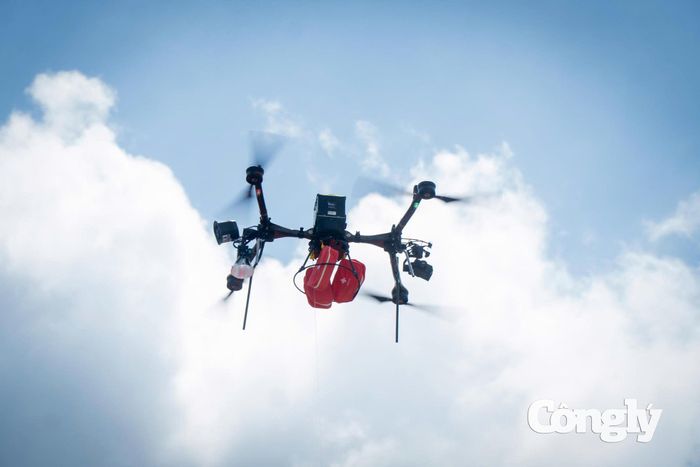 Robot chữa cháy được huy động tham gia xử lý tình huống tại khu vực bồn chứa, hỗ trợ lực lượng chức năng tiếp cận những vị trí có nguy cơ cao. Việc sử dụng phương tiện điều khiển từ xa giúp hạn chế việc đưa cán bộ, chiến sĩ trực tiếp vào khu vực có nhiệt độ cao, nguy cơ cháy nổ và các yếu tố nguy hiểm khác, đồng thời nâng cao khả năng triển khai phương án chữa cháy trong môi trường công nghiệp đặc thù.