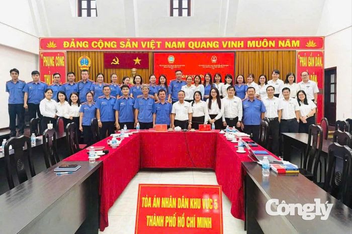 Các đại biểu chụp hình lưu niệm.