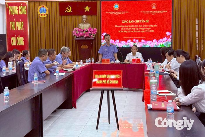 Đại diện lãnh đạo VKSND khu vực 5 - TP.HCM phát biểu tại buổi làm việc.