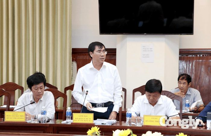 Phó Giám đốc Ban QLDA Đầu tư xây dựng số 2 Nguyễn Minh Nguyên báo cáo tại cuộc họp.