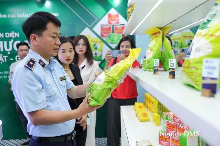 Lực lượng quản lý thị trường kiểm tra hàng hóa tại một cơ sở kinh doanh. Ảnh: Cục Quản lý và Phát triển thị trường trong nước (DMS)