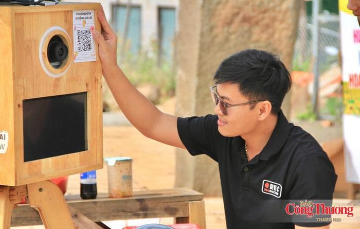 Các cụm máy photobooth được đưa đến lễ hội nhằm phục vụ nhu cầu chụp ảnh lấy ngay của khách tham quan.
