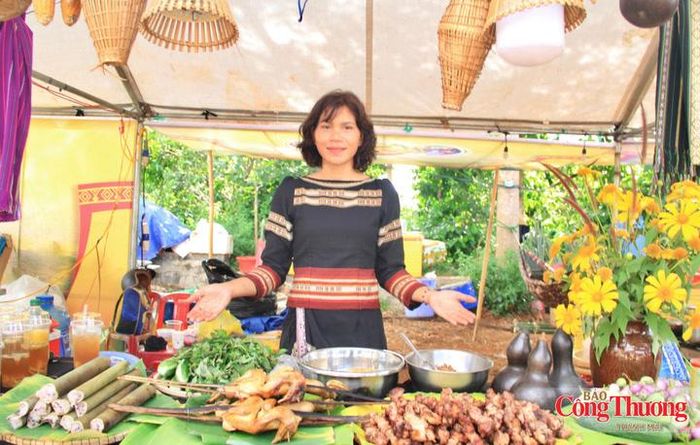 Ẩm thực Tây Nguyên phục vụ du khách tại gian hàng Gà nướng cơm lam rượu cần Bana Food.