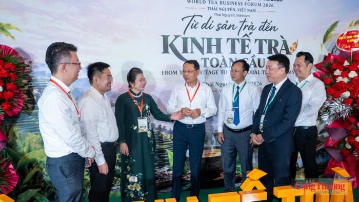 TS. Nguyễn Thị Vinh cùng các đại biểu trao đổi bên lề diễn đàn.