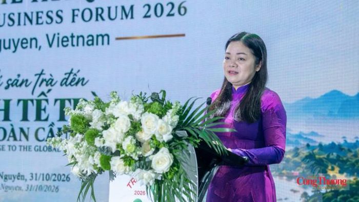 Bà Nguyễn Thị Loan - Phó Chủ tịch UBND tỉnh Thái Nguyên, Trưởng Ban Tổ chức Festival Trà Quốc tế - Thái Nguyên 2026 phát biểu tại diễn đàn.