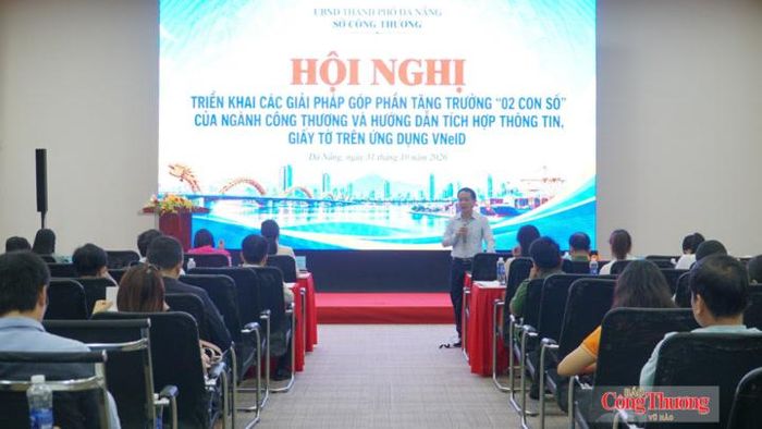 Ông Trần Văn Vũ, Trưởng Thống kê Đà Nẵng hướng dẫn nghiệp vụ cho các doanh nghiệp, đơn vị của ngành Công Thương cung cấp số liệu thống kê phục vụ biên soạn GRDP quý IV và cả năm 2026