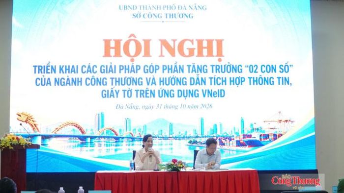 Bà Đỗ Thị Quỳnh Trâm, Phó Giám đốc Sở Công Thương Đà Nẵng và ông Trần Văn Vũ, Trưởng Thống kê Đà Nẵng chủ trì thảo luận tại Hội nghị
