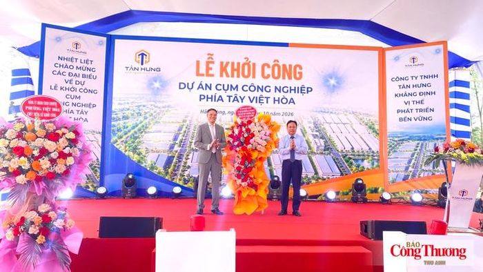 Ông Hoàng Quốc Thưởng, Phó Bí thư Thường trực Đảng ủy các cơ quan Đảng TP. Hải Phòng tặng hoa chúc mừng lãnh đạo Công ty TNHH Tân Hưng tại lễ khởi công.