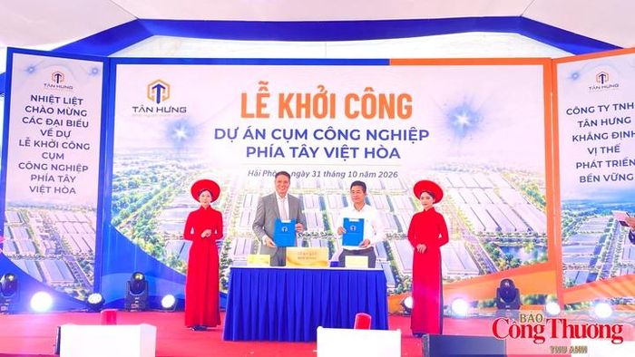 Đại diện chủ đầu tư và nhà đầu tư thứ cấp ký kết biên bản ghi nhớ hợp tác.