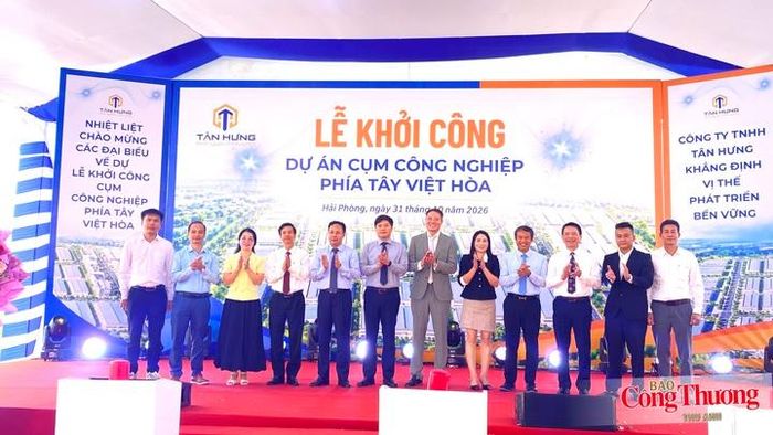 Các đại biểu chụp ảnh lưu niệm trong lễ khởi công.