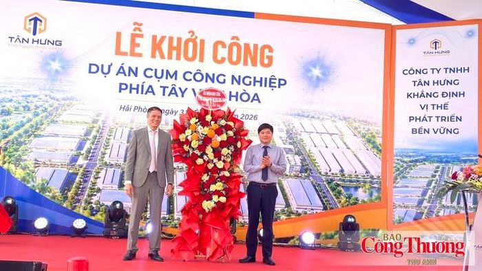 Phó Chủ tịch UBND TP. Hải Phòng Hoàng Minh Cường tặng hoa chúc mừng ông Nguyễn Đức Toàn, Giám đốc Công ty TNHH Tân Hưng, đại diện chủ đầu tư. 