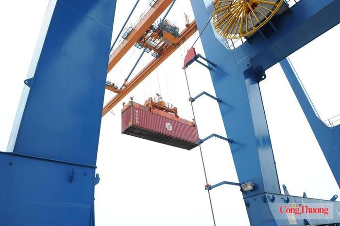 Xuất nhập khẩu lần đầu tiên cán mốc 1000 tỷ USD. Ảnh: Cấn Dũng