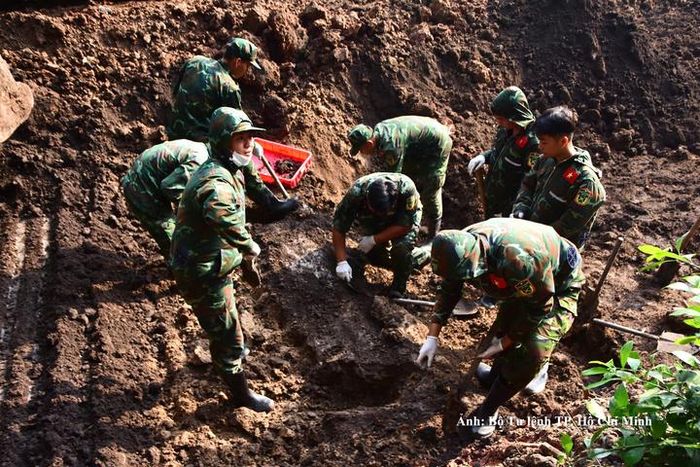 Riêng trong ngày 31/10, các lực lượng đã phát hiện, quy tập thêm 7 hài cốt liệt sĩ tại Công viên Lê Thị Riêng.