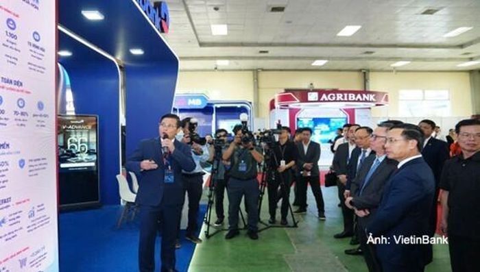 Lãnh đạo VietinBank trình bày các giải pháp công nghệ trước Thống đốc Ngân hàng Nhà nước và các đại biểu.