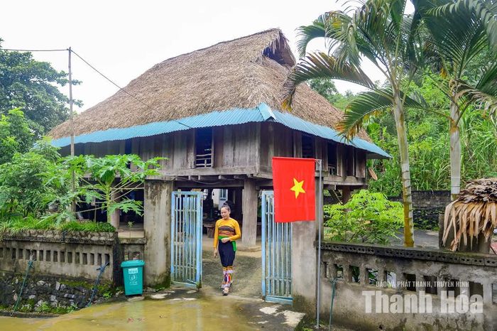Nhà sàn truyền thống của người Thái thường được dựng từ những vật liệu sẵn có như gỗ, tre, nứa, luồng hay mái lợp tranh hoặc lá cọ. Nhà sàn được nâng cao khỏi mặt đất, khoảng không gian phía dưới thường dùng để chứa nông cụ, củi, nông sản; phía trên là nơi sinh hoạt chính của gia đình.