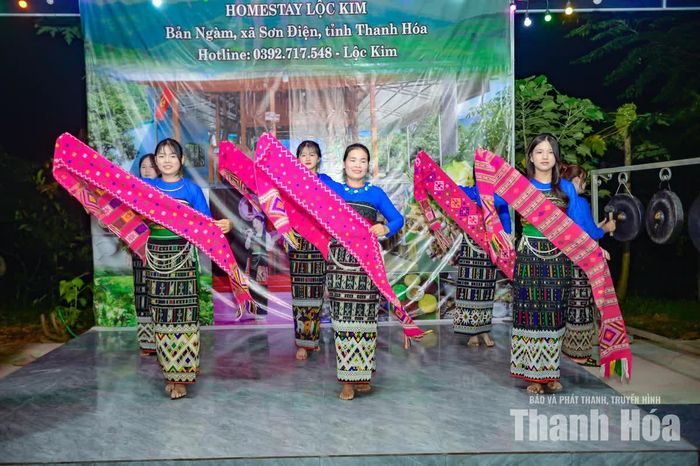 Từ việc đón khách lưu trú, phục vụ ăn uống đến tổ chức các hoạt động trải nghiệm văn hóa, nhiều gia đình có thêm việc làm, thu nhập. Những ngôi nhà sàn vì thế không chỉ là nơi ở, nơi lưu giữ nếp sống truyền thống mà còn góp phần tạo sinh kế cho người dân.