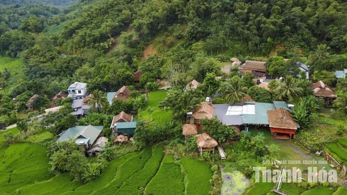 Ghi nhận ở Bản Bút, xã Nam Xuân, những ngôi nhà sàn nằm giữa thung lũng, bao quanh là núi rừng và ruộng lúa. Tận dụng lợi thế cảnh quan và giá trị văn hóa, từ năm 2020 địa phương đã thí điểm 5 mô hình homestay nhằm phát triển du lịch cộng đồng.