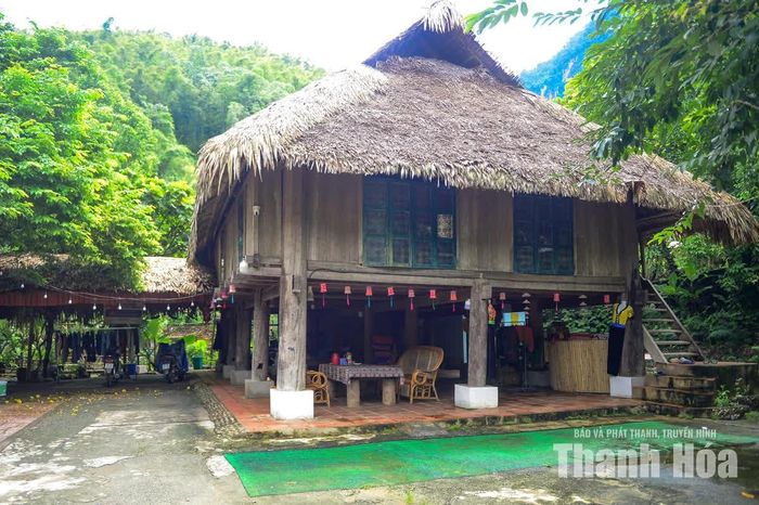 Với người dân nơi đây, nhà sàn không chỉ là tài sản của gia đình mà còn là nơi lưu giữ ký ức, phong tục và nếp sống của cha ông. Những ngôi nhà ấy cũng đang trở thành lợi thế để Bản Bút phát triển du lịch cộng đồng.