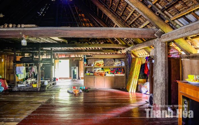 Bếp lửa giữ vị trí quan trọng, vừa phục vụ nấu nướng, vừa là nơi các thành viên quây quần, chuyện trò sau một ngày lao động. Không gian tiếp khách, nghỉ ngơi, khu vực bếp và nơi thờ cúng được sắp xếp theo tập quán của mỗi gia đình.