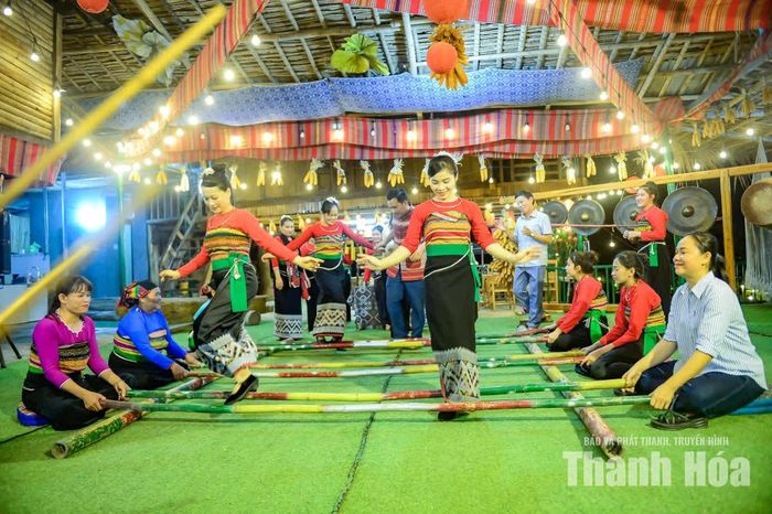 Nhà sàn cũng là nơi gìn giữ phong tục đón khách, mời rượu và những bữa cơm mang hương vị núi rừng.