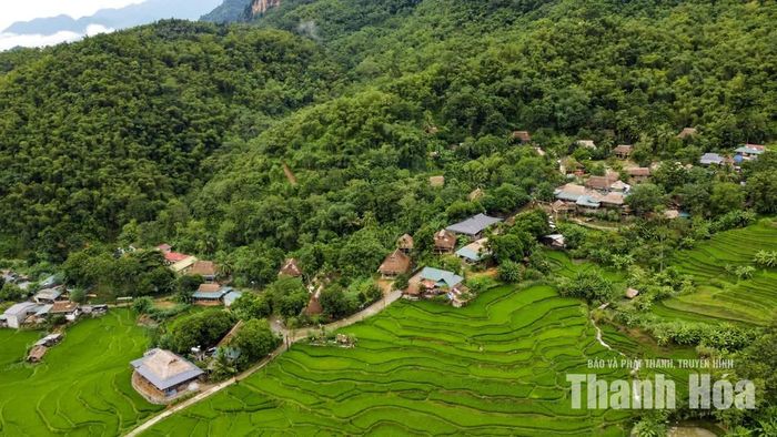 Cùng với cảnh quan thiên nhiên và các giá trị văn hóa bản địa, những nếp nhà sàn đã tạo sức hút riêng, góp phần đưa hàng chục nghìn lượt khách trong nước và quốc tế đến với các điểm du lịch ở miền Tây xứ Thanh mỗi năm. Giữ những nếp nhà ấy cũng là giữ không gian sinh hoạt, ký ức và nét văn hóa bản làng, để những giá trị truyền thống tiếp tục được trao truyền và trở thành nguồn lực cho phát triển hôm nay.