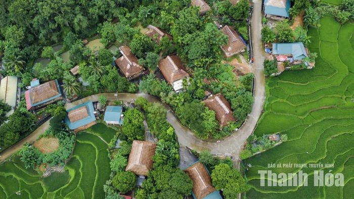 Trên những cung đường uốn lượn qua triền núi ở miền Tây xứ Thanh, những ngôi nhà sàn nép mình trên sườn đồi, ven dòng suối, bên những thửa ruộng bậc thang ẩn hiện trong sương sớm tạo nên nét riêng của bản làng.
