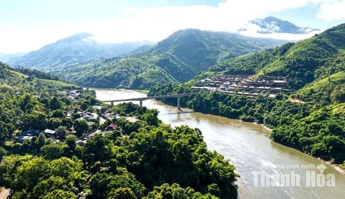 Bản Xa Lao - nơi tổ chức chợ phiên nhìn từ trên cao.