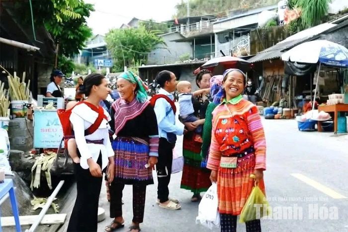 Bà con vui vẻ đến chợ phiên đầu tháng.