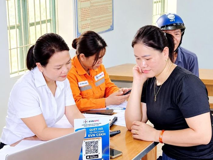Nhân viên Công ty Điện lực Thanh Hóa hướng dẫn khách hàng cài đặt App EVN CSKH.